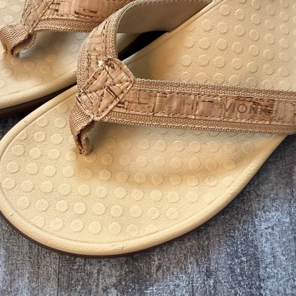Vionic tan flip flop sandals